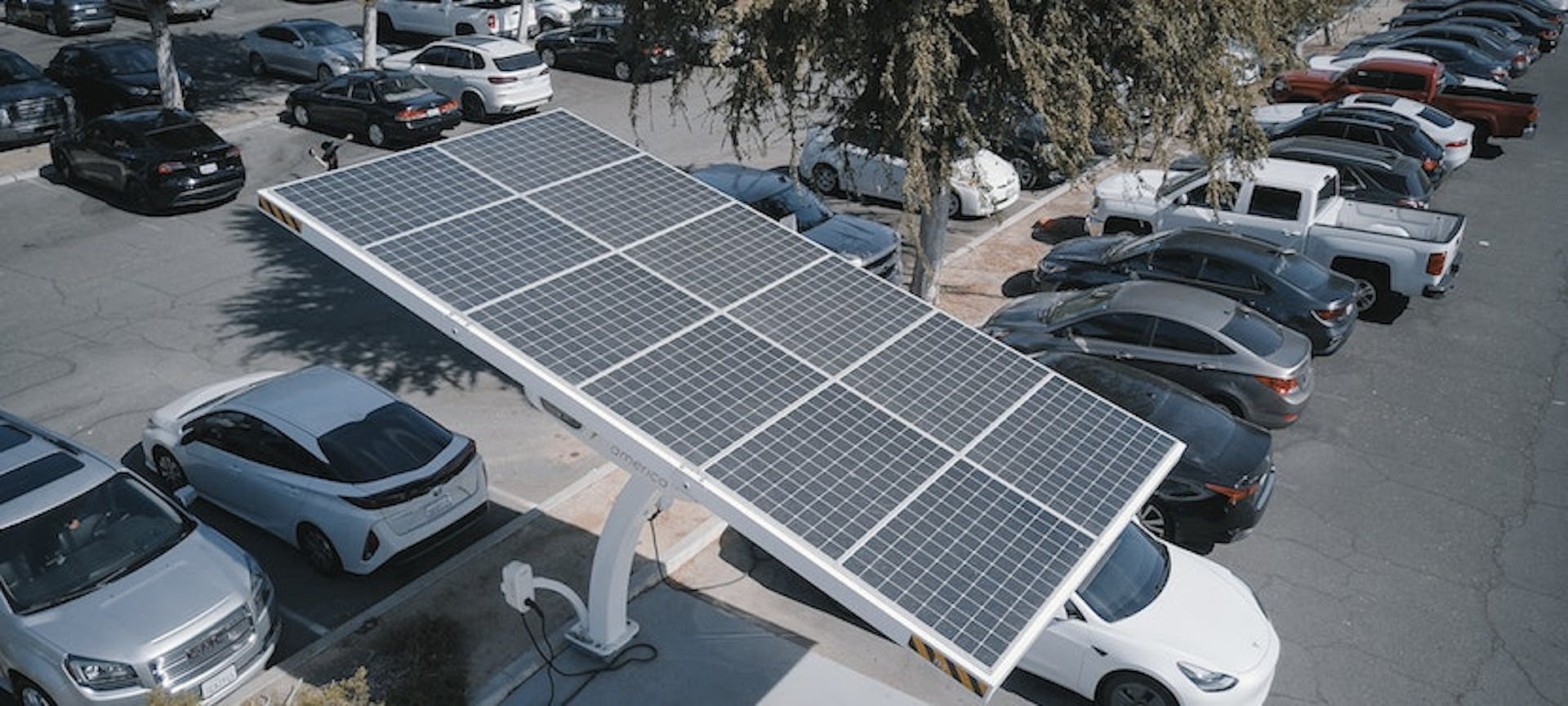 Recharger une voiture électrique avec un panneau solaire ?