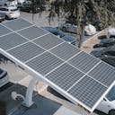 Borne de recharge solaire parking avec voitures