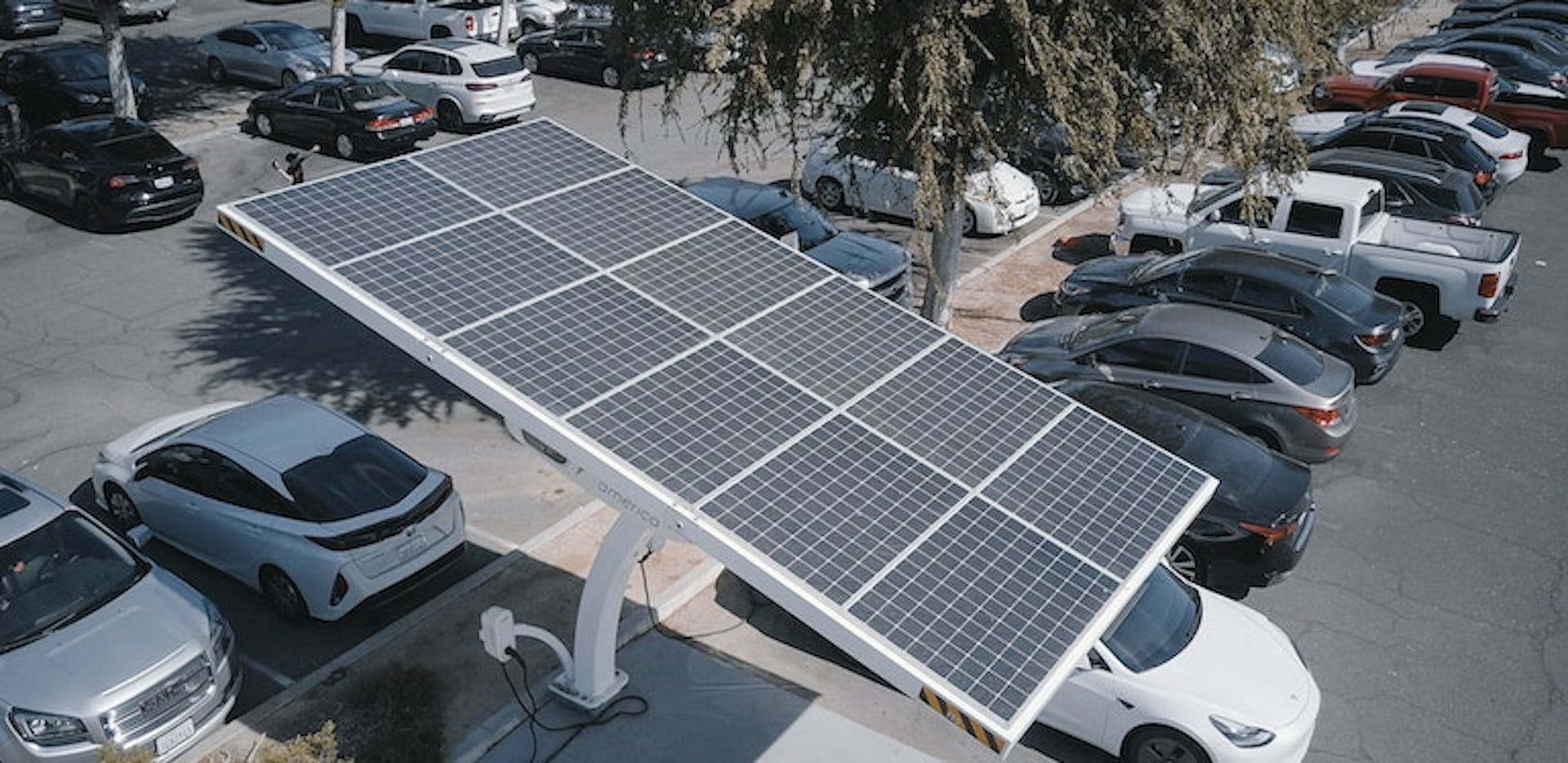 Borne de recharge solaire parking avec voitures