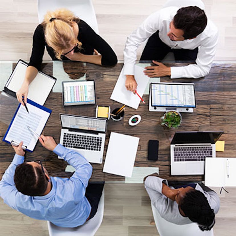 des employés de bureaux qui collaborent ensemble
