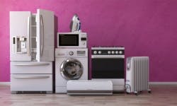 Un accumulation d'appareils électriques : un réfrigérateur, un lave-linge, un four à micro-ondes, un radiateur électrique...
