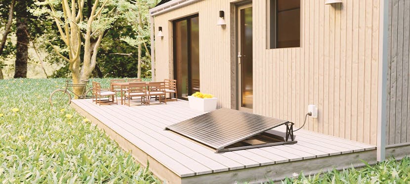 un kit solaire ekWateur sur la terrasse d'une maison en bois