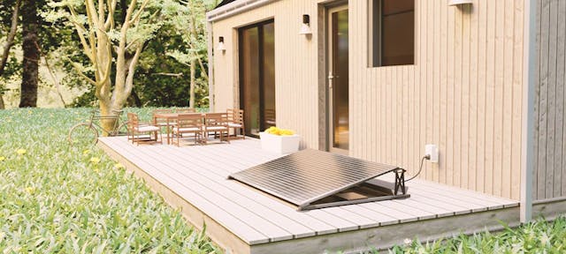 un kit solaire Ekwateur sur la terrasse d'une maison en bois