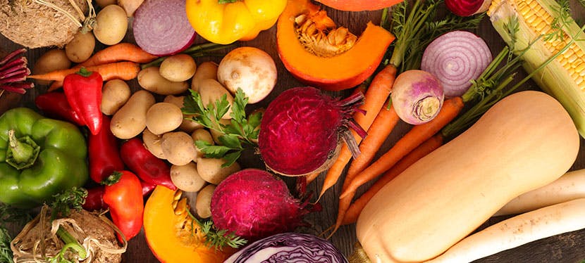 légumes sur une table
