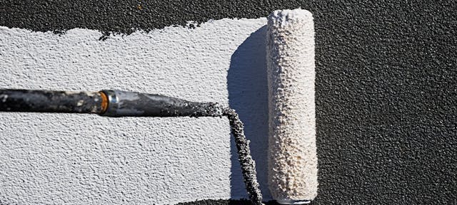 Rouleau de peinture qui peint une surface noire