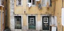 Vieille maison en ruines peinture jaune