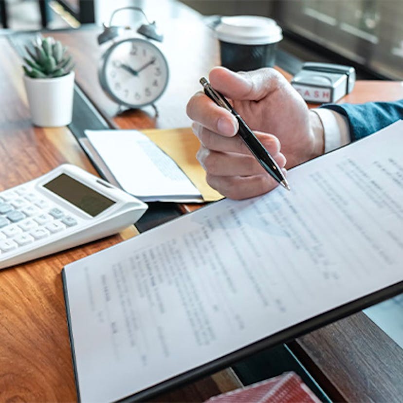 Signature d'un contrat en obligation d'achat dans un bureau