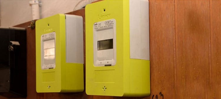 Deux compteurs Linky fixés sur un mur