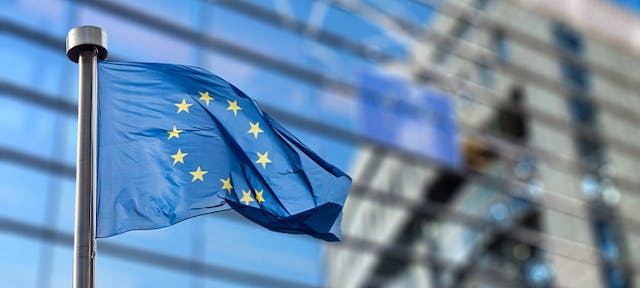 Le drapeau de l'UE flottant devant la Commisson européenne pour la taxonomie verte
