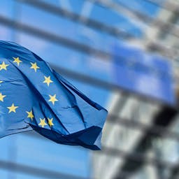 Le drapeau de l'UE flottant devant la Commisson européenne pour la taxonomie verte