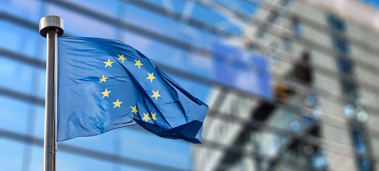 Le drapeau de l'UE flottant devant la Commisson européenne pour la taxonomie verte