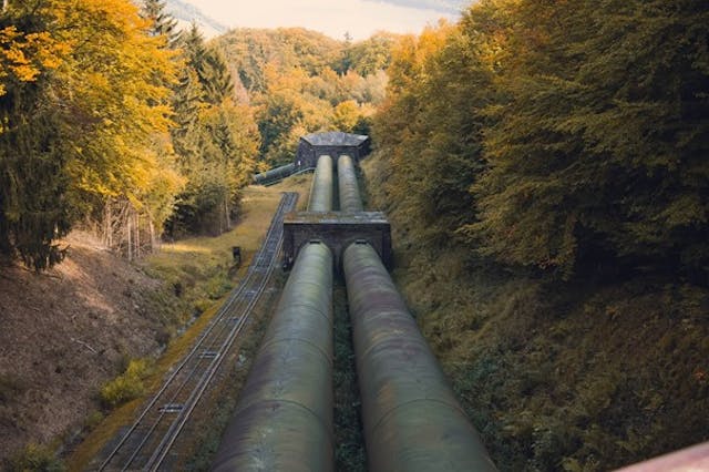 Deux gros tuyaux vides de gaz pour cet hiver 