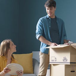 Un homme et une femme préparant un déménagement