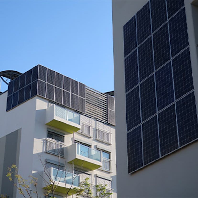 Des panneaux solaires sur des appartements