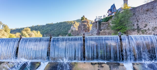 Chute d'eau d'un barrage d'une centrale hydroélectrique