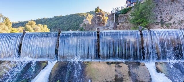 Chute d'eau d'un barrage d'une centrale hydroélectrique