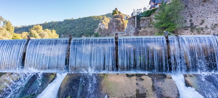 Chute d'eau d'un barrage d'une centrale hydroélectrique