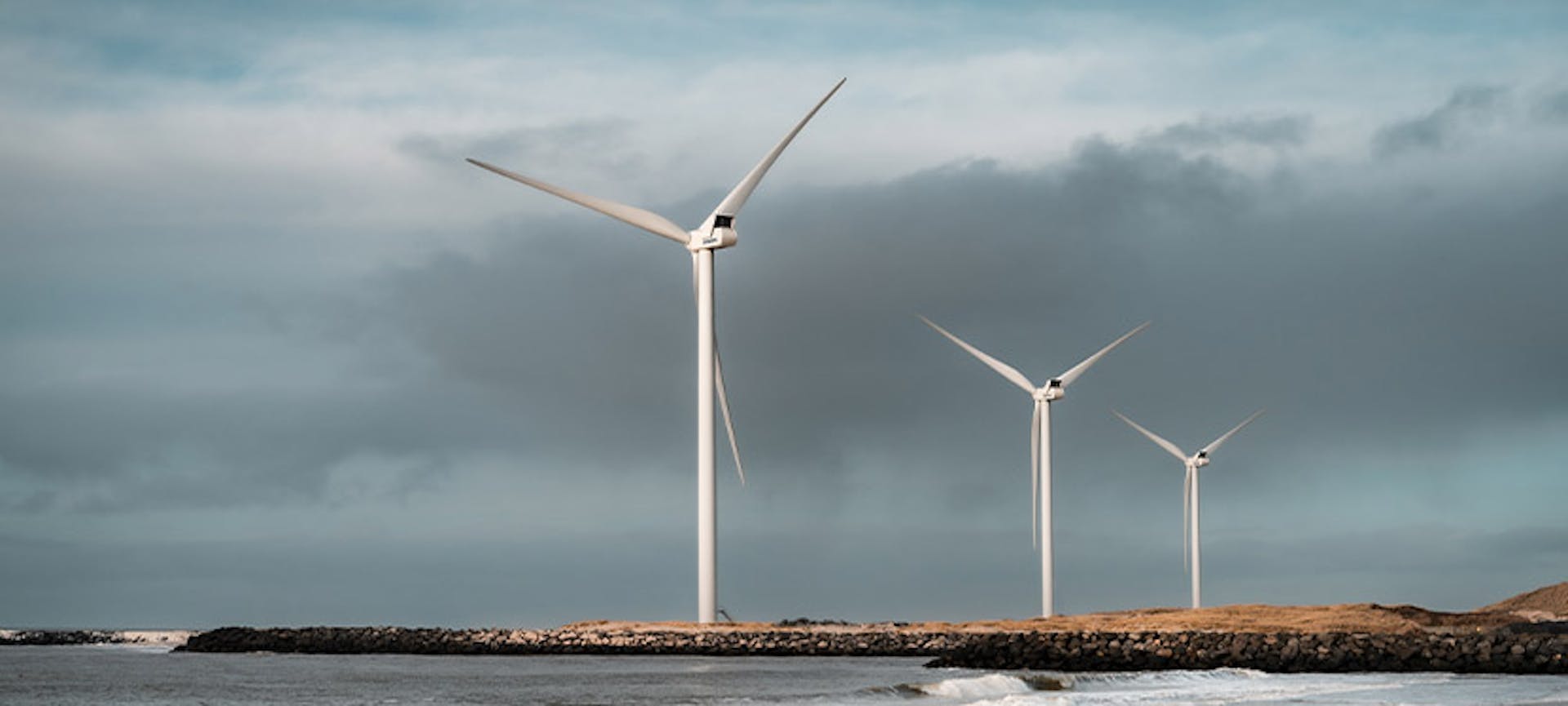 Des éoliennes qui représentent le métier d'un fournisseur d'énergie verte