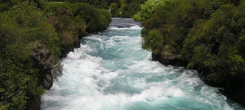 Un cours d'eau puissant parfait pour les hydroliennes fluviales.