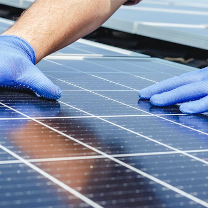 Un panneau solaire photovoltaïque dont la pose est effectuée par une équipe d'artisans RGE