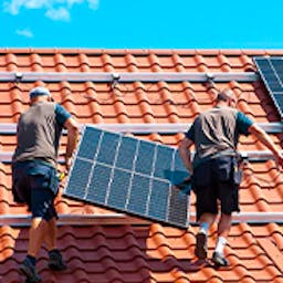 Installation de panneaux solaires en toiture