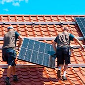 Installation de panneaux solaires en toiture