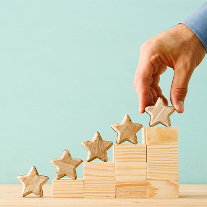 5 étoiles en bois qui représentent le classement des voitures électriques les plus vendues
