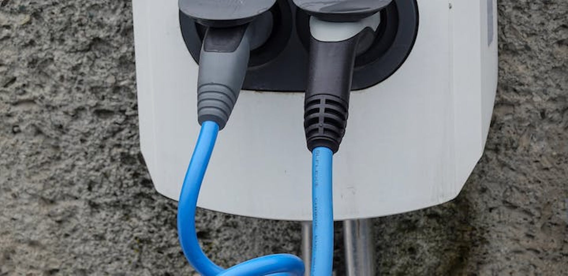 borne de recharge pour voiture électrique avec deux prises de type 2