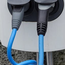 borne de recharge pour voiture électrique avec deux prises de type 2