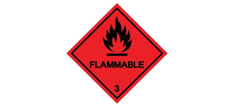 Panneau rouge signifiant un danger lié à un combustible