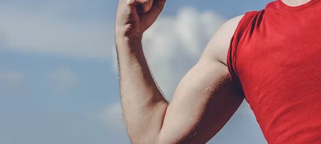 Homme en rouge qui contracte un biceps