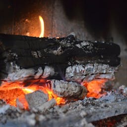 Bûches de bois dans cheminée