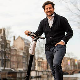 Un homme sur une trottinette électrique Bird