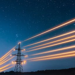 Une ligne haute tension dans la nuit.