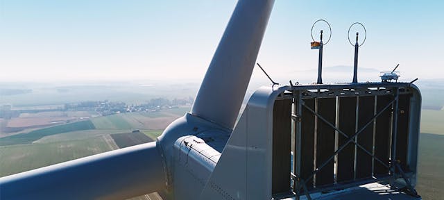 photo de l'arrière d'une éolienne 