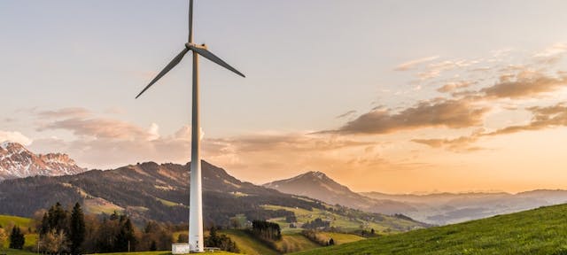 éolienne blanche sur fond de montagne