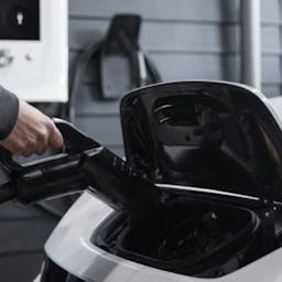 Voiture électrique en chargement