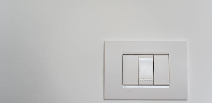 interrupteur blanc sur mur blanc