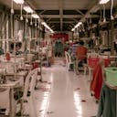 Personnes qui travaillent dans une usine textile