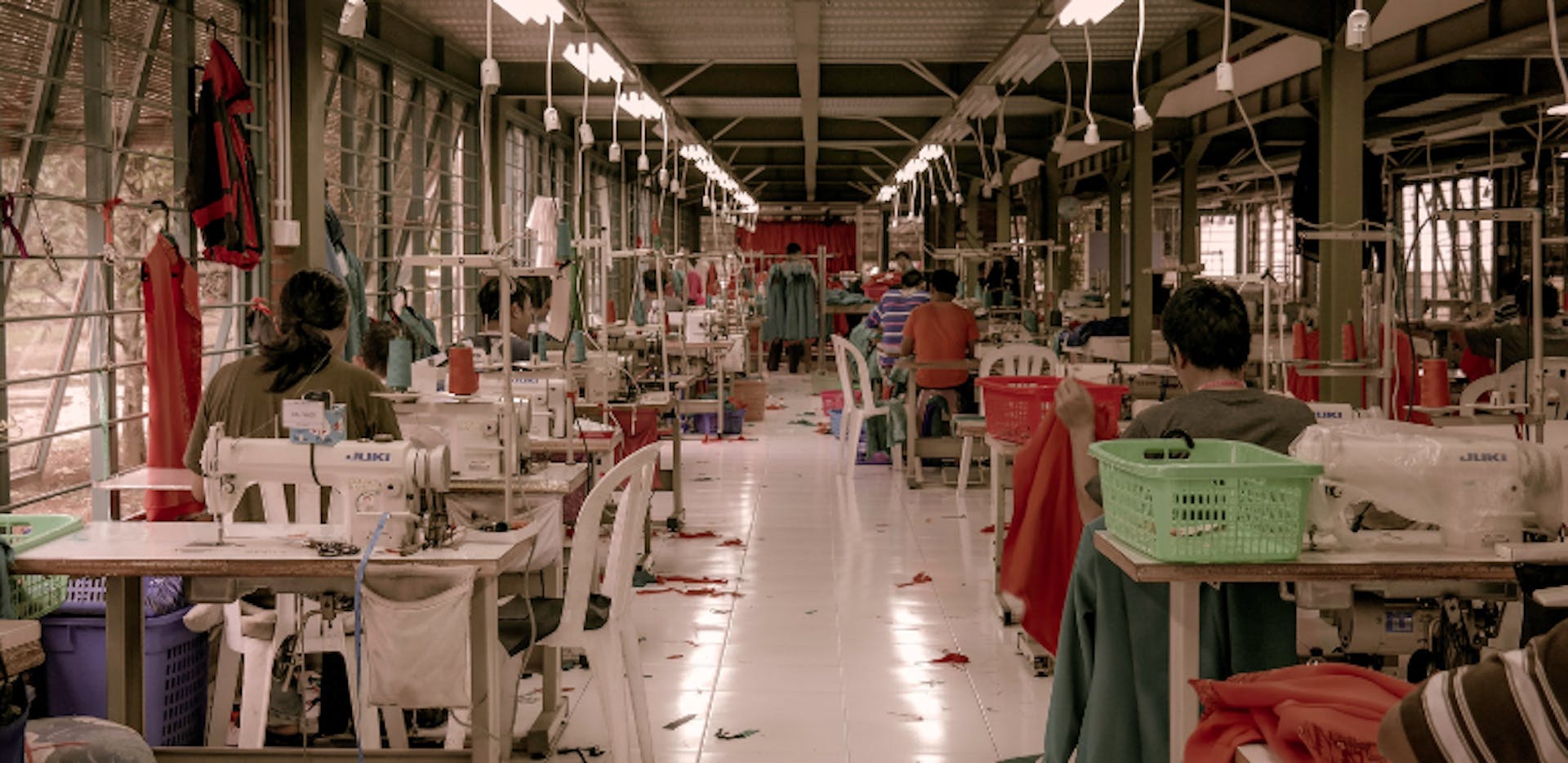 Personnes qui travaillent dans une usine textile