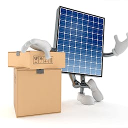 un panneau solaire sur un carton prêt pour un déménagement