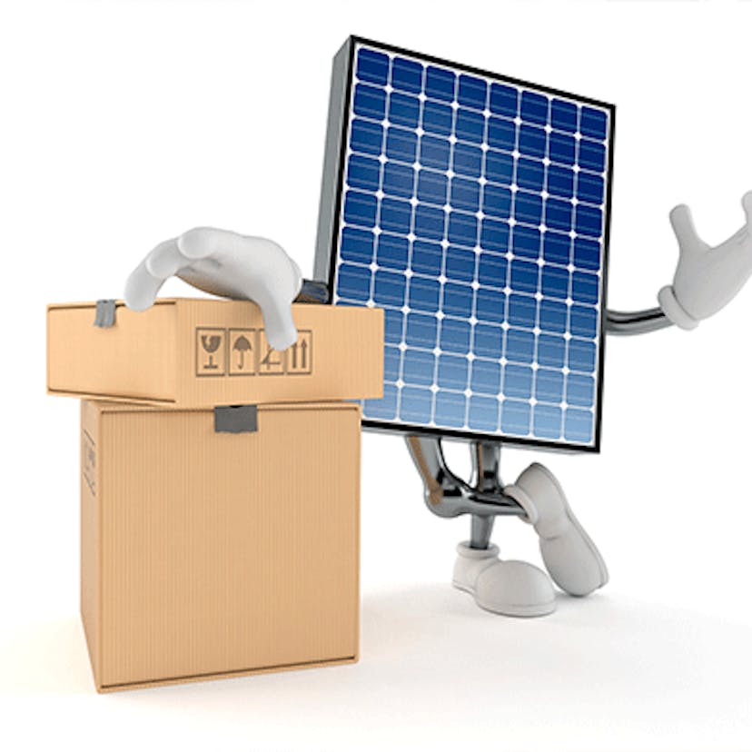 un panneau solaire sur un carton prêt pour un déménagement
