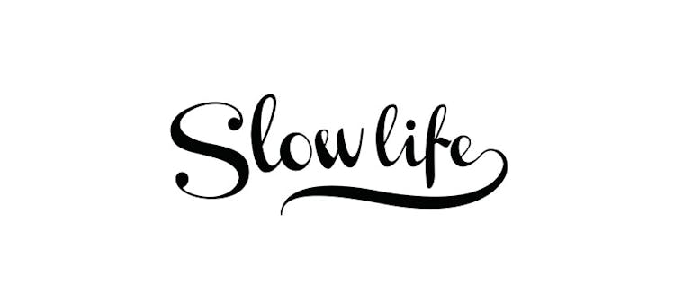Slow life écrit sur fond blanc 