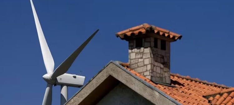 Éolienne domestique prêt d'une maison.