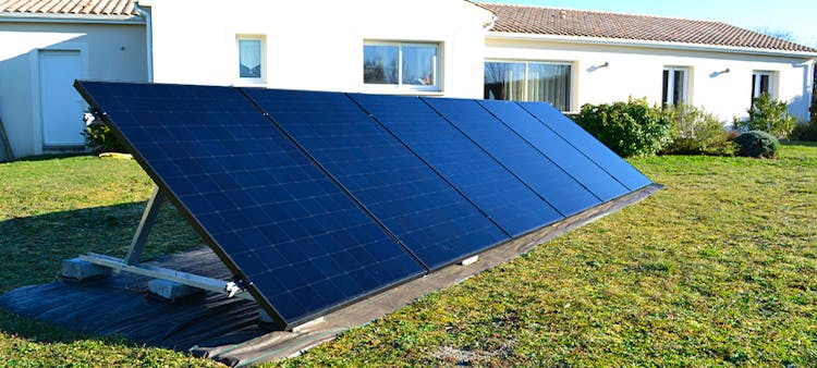 Un kit solaire devant une maison : les conseils pour bien choisir son kit solaire
