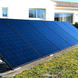 Un kit solaire devant une maison : les conseils pour bien choisir son kit solaire