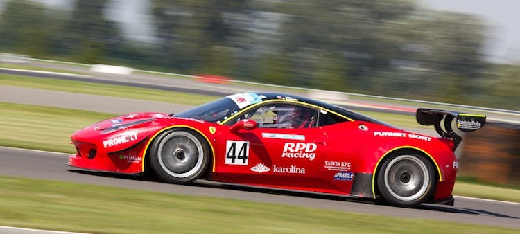 voiture de course rouge