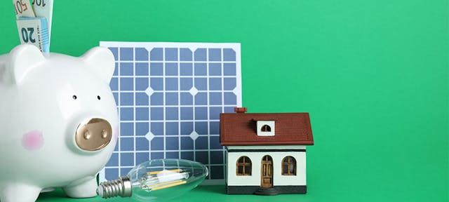 tirelire et maison utilisant des énergies renouvelables
