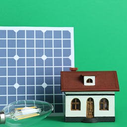 tirelire et maison utilisant des énergies renouvelables