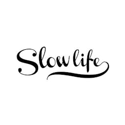 Slow life écrit sur fond blanc 
